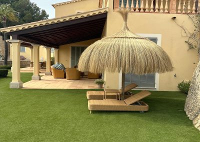 Refugio Natural en Mallorca: Instalación de sombrilla de cañizo, jacuzzi y sauna por Natural Seven House